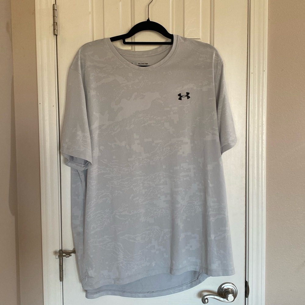 XXL loose fit under armour patterned athletic tee